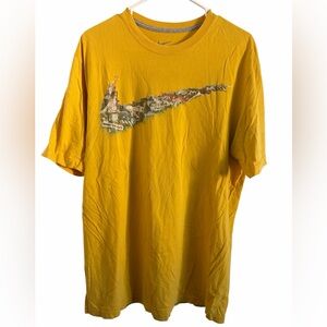Nike Men's T-Shirt in Vibrant Yellow with Graphic Swoosh